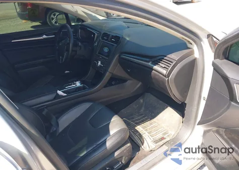 2019 Ford Fusion Hybrid Titanium z USA, uszkodzony, nr VIN 3FA6P0RU7KR138171